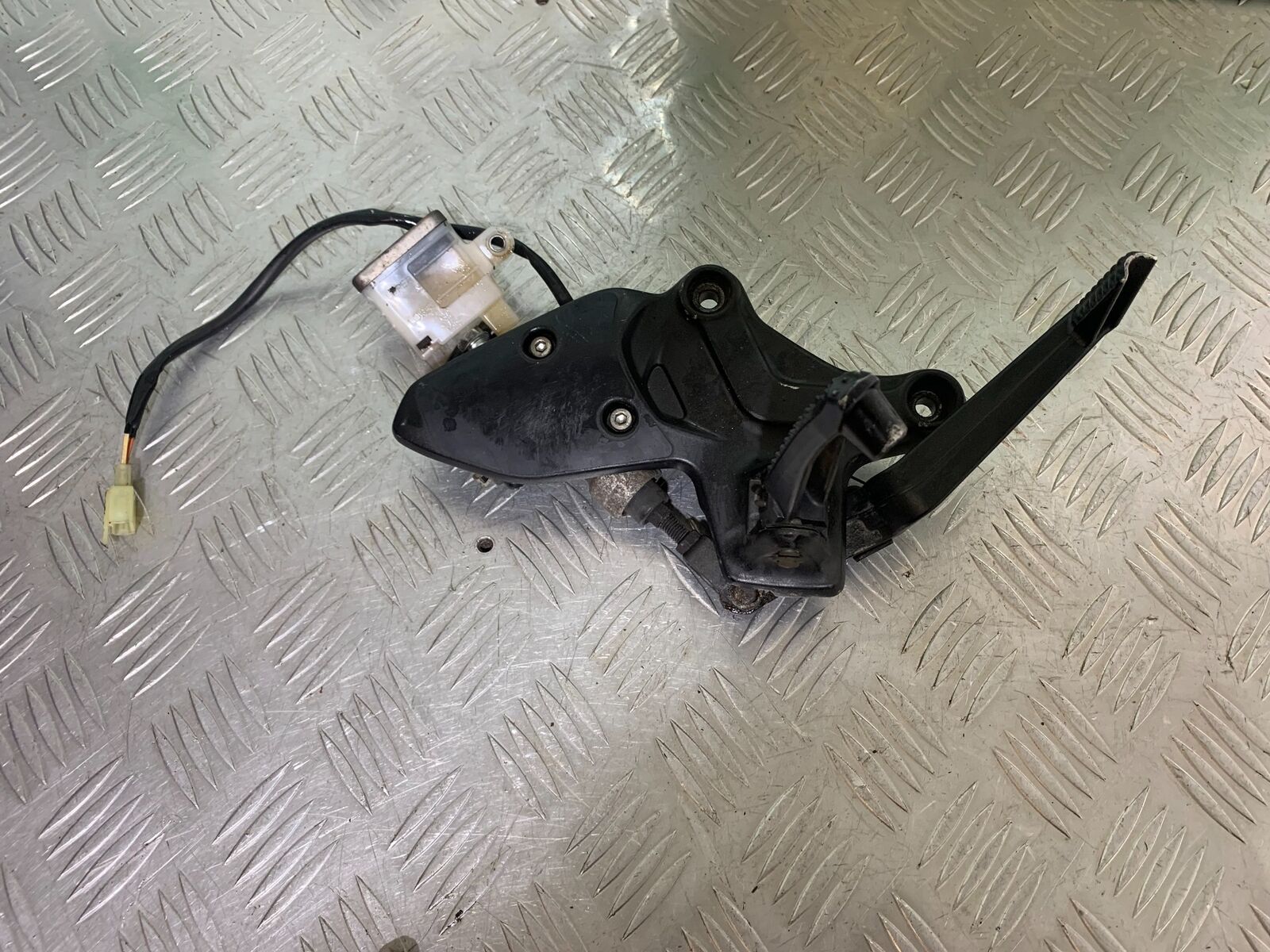SUZUKI SV650 X SV 650 X FRONT RIGHT HANGER YEAR 2018-2022  (CMB1081)