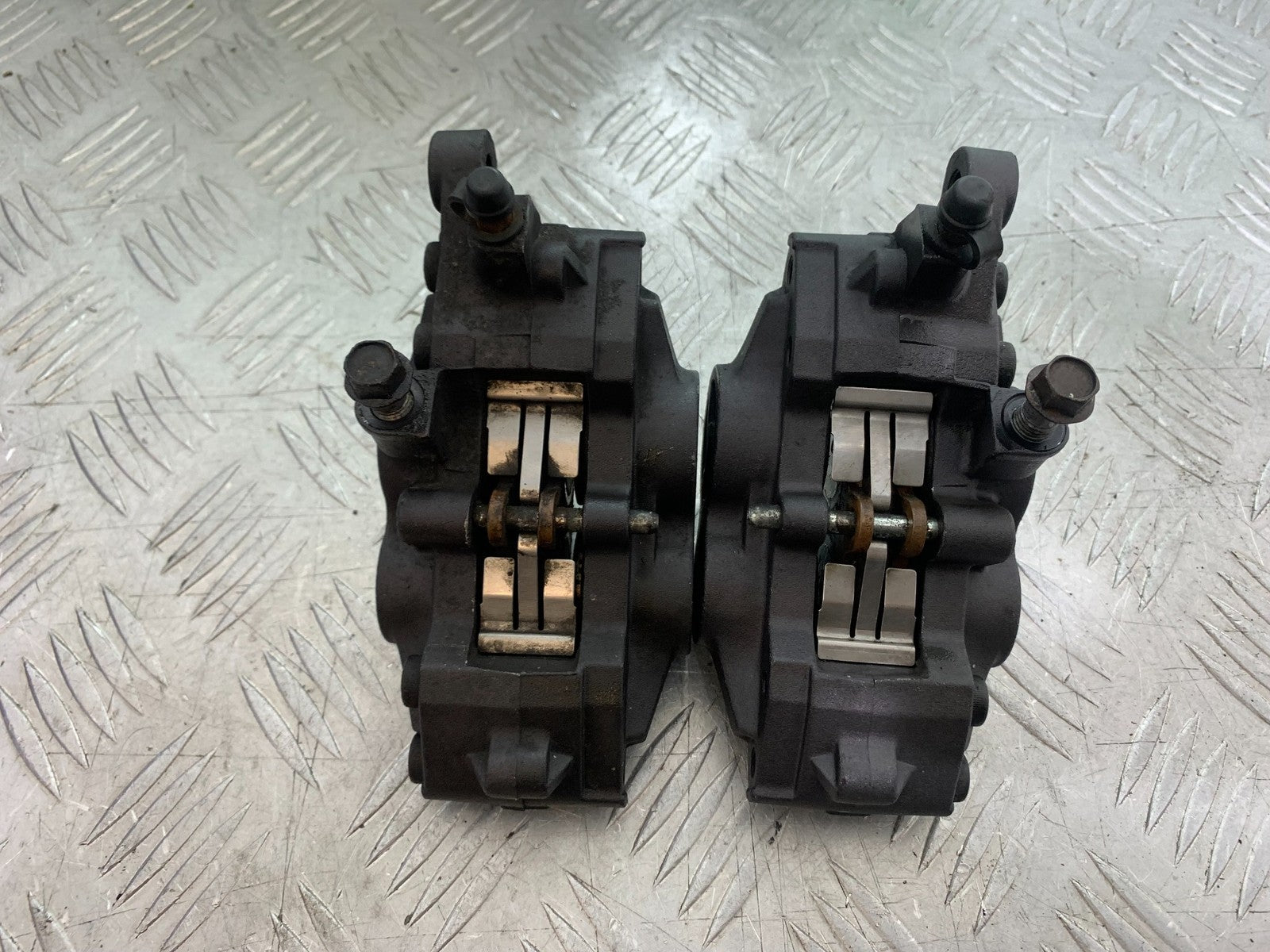 TRIUMPH TROPHY 900 FRONT BRAKE CALIPERS   YEAR 1991-95 (CMB1251)